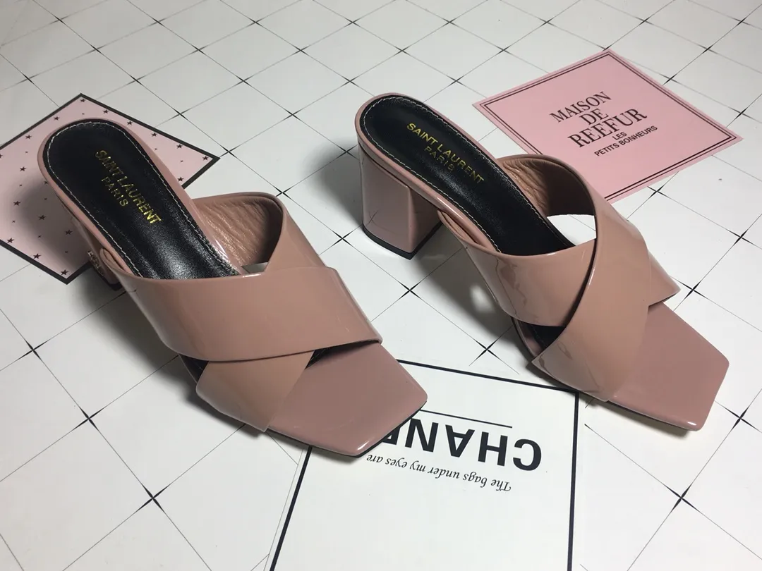 👟👟Ex-factory price 340👟👟 Genuine leather base +40 7CM heel cow patent leather series. 2018 Saint Laurent YSL’s strongest new cross-strap slippers are available in two heel heights. They are 7CM and 9CM respectively. The fabric is made of cowhide. The lining is made of first-layer sheepskin. Size: 34-41 (size 42 can be customized). It is very stable when walking and does not lose its heel.